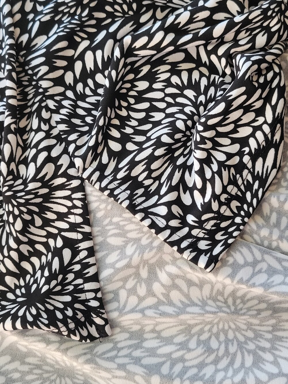 Tahari Liquid Knit Top 1x - Picture 10 of 11